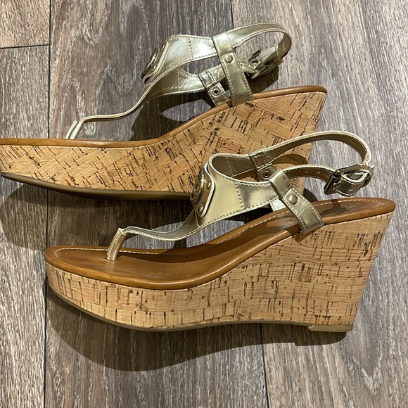 Tommy Hilfiger Gold Platform Sandals. Size 8.5 - Picture 2 of 4